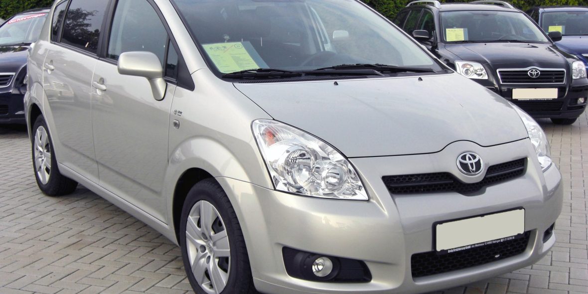 Toyota_Corolla_Verso_II_20090621_front