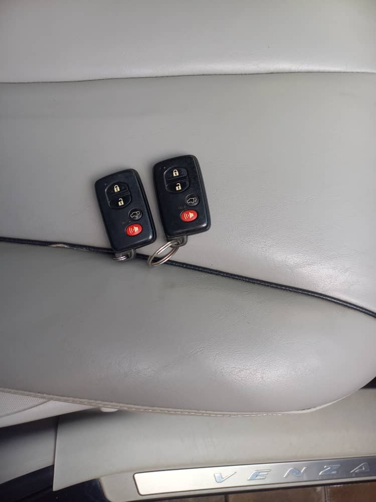 2010 TOYOTA VENZA AWD FULL OPTION